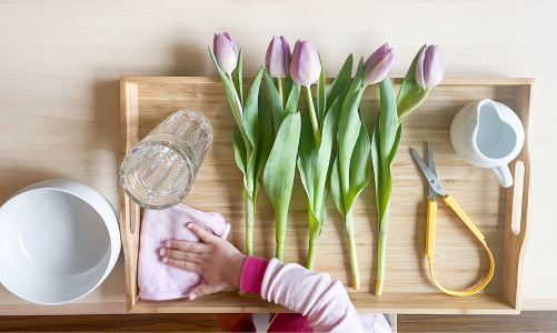 French activity for kids: arranging flowers (Montessori)